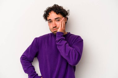 Beyaz arka planda izole olmuş beyaz tenli genç adamın yanakları şişer, yorgun bir ifadesi vardır. Yüz ifadesi kavramı.