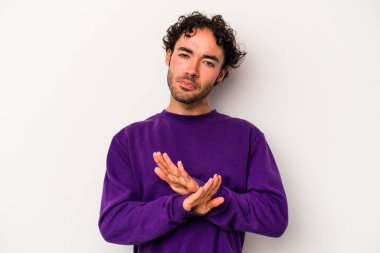 Beyaz arka planda izole genç beyaz adam inkar jesti yapıyor.