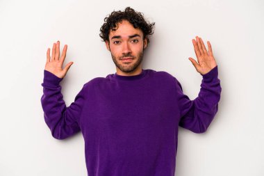 Beyaz arka planda izole genç beyaz adam yakın bir tehlike nedeniyle şoka uğruyor