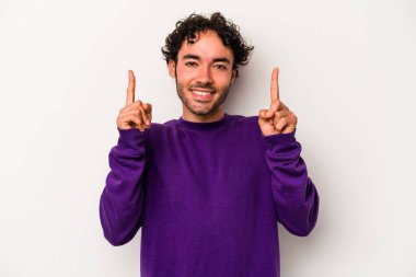 Beyaz arka planda izole genç beyaz adam işaret iki ön parmakları boş bir boşluk gösteren.
