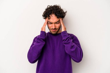 Beyaz arka planda izole olmuş genç beyaz bir adam başı ağrıyor, yüzüne dokunuyor..