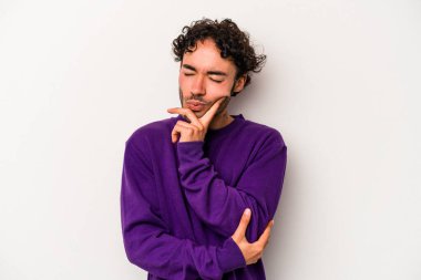 Beyaz arka planda izole edilmiş genç beyaz bir adam bir strateji planlıyor, bir iş yolu düşünüyor..