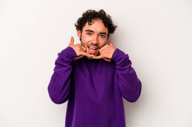 Beyaz arka planda izole edilmiş genç beyaz bir adam parmakları olan bir cep telefonu hareketi gösteriyor..