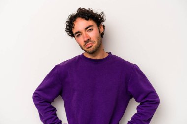 Beyaz arka planda soyutlanmış beyaz bir adam üzgün, ciddi bir yüz, mutsuz ve hoşnutsuz..