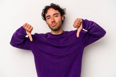 Beyaz arka planda izole edilmiş genç beyaz bir adam hoşlanmadığı bir jest yapıyor, kabul etmiyor. Anlaşmazlık konsepti.