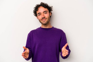 Beyaz arka planda izole edilmiş beyaz bir adam iki eliyle bir şey tutuyor..