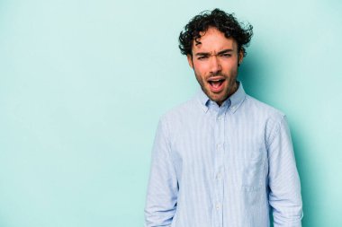 Beyaz arka planda izole genç beyaz adam çok kızgın, öfke kavramı bağırıyor, hayal kırıklığına uğramış.