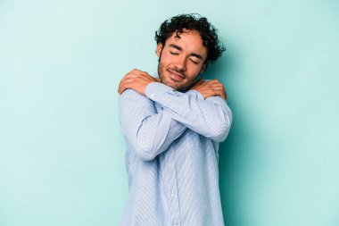 Beyaz arka planda izole edilmiş genç beyaz bir adam. Kucaklaşma, kaygısız gülümseme ve mutluluk..