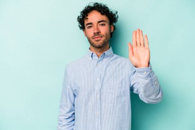 Beyaz arka planda izole edilmiş genç beyaz bir adam elini uzatmış, dur işareti göstererek seni engelliyor..