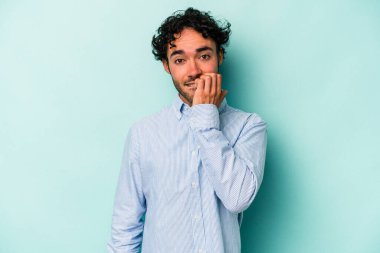 Beyaz arka planda izole edilmiş, tırnak yiyen, gergin ve endişeli genç bir beyaz adam..