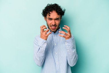 Beyaz arka planda izole edilmiş genç beyaz adam gergin elleriyle çığlık atıyor..