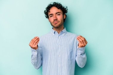 Beyaz arka planda izole genç beyaz adam onun hiç parası olmadığını gösteriyor.