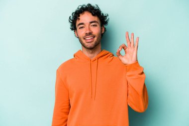 Beyaz arka planda izole edilmiş genç beyaz bir adam neşeli ve kendinden emin..