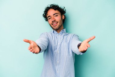 Beyaz arka planda izole edilmiş beyaz bir genç hoş bir ifade sergiliyor..