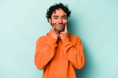 Beyaz arka planda izole genç beyaz adam iki seçenek arasında şüphe.