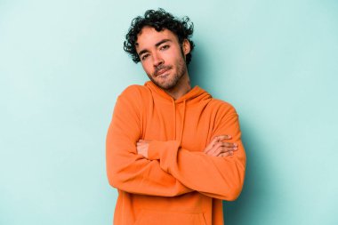 Beyaz arka planda izole edilmiş genç beyaz bir adam şüpheli, belirsiz, seni muayene ediyor..