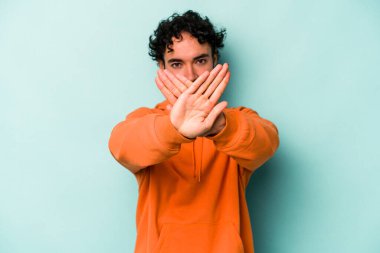 Beyaz arka planda izole genç beyaz adam inkar jesti yapıyor.