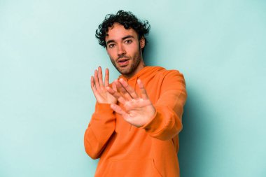 Beyaz arka planda izole genç beyaz adam yakın bir tehlike nedeniyle şoka uğruyor