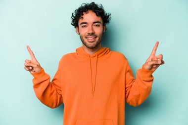 Beyaz arka planda izole genç beyaz adam işaret iki ön parmakları boş bir boşluk gösteren.