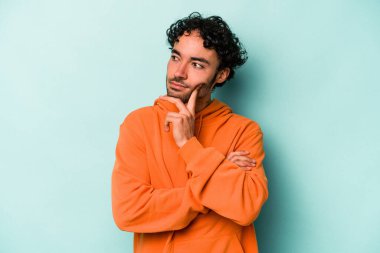 Beyaz arka planda izole edilmiş genç beyaz bir adam bir strateji planlıyor, bir iş yolu düşünüyor..