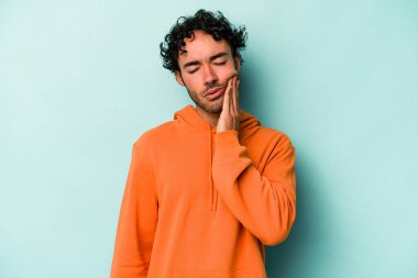 Beyaz arka planda izole genç beyaz adam güçlü bir diş ağrısı, azıdişi ağrısı var..