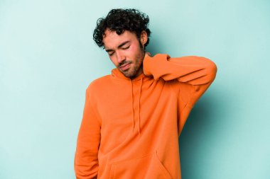 Beyaz arka planda izole olmuş genç beyaz bir adam stresten dolayı boynu ağrıyor, masaj yapıyor ve elle dokunuyor..