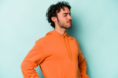 Beyaz arka planda izole edilmiş beyaz bir adam sırt ağrısı çekiyor..