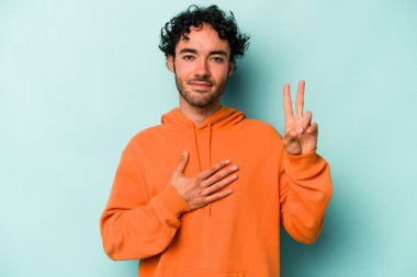 Beyaz arka planda izole edilmiş genç beyaz adam yemin ediyor, elini göğsüne koyuyor..