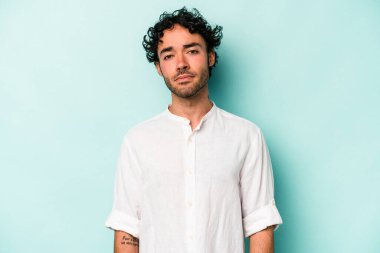 Beyaz arka planda soyutlanmış beyaz bir adam üzgün, ciddi bir yüz, mutsuz ve hoşnutsuz..