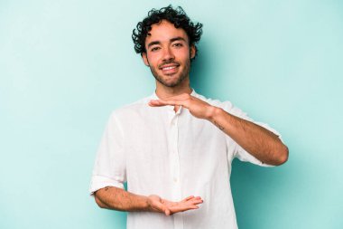 Beyaz arka planda izole edilmiş beyaz bir adam iki eliyle bir şey tutuyor..