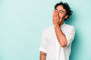 Beyaz arka planda izole olmuş genç beyaz bir adam gülüyor, kaygısız, doğal bir duygu..