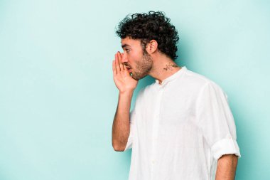 Beyaz arka planda izole edilmiş genç beyaz bir adam gizli bir sıcak fren haberi veriyor ve yana bakıyor.