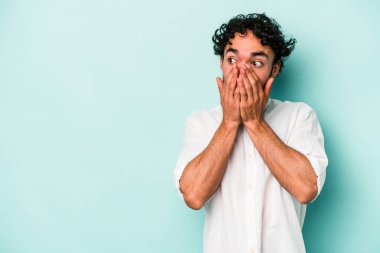 Beyaz arka planda izole edilmiş beyaz tenli genç adam ağzını eliyle kapatan bir fotokopi odasına bakıyor..