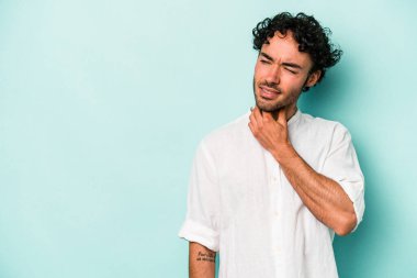 Beyaz arka planda izole edilmiş genç beyaz bir adam kafasının arkasına dokunuyor, düşünüyor ve bir seçim yapıyor..