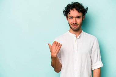 Beyaz arka planda izole edilmiş genç beyaz bir adam işaret parmağıyla fotokopi alanını işaret ederek şok oldu..