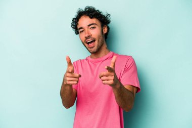 Beyaz arka planda soyutlanmış beyaz tenli genç adam öne bakan neşeli gülümsemeler..