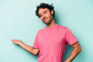 Beyaz arka planda izole edilmiş beyaz bir genç hoş bir ifade sergiliyor..