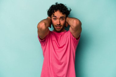 Beyaz arka planda izole edilmiş genç beyaz bir adam öfkeyle bağırıyor..