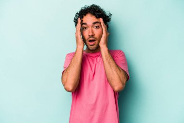 Beyaz arka planda izole edilmiş genç beyaz adam şaşırdı ve şok oldu..