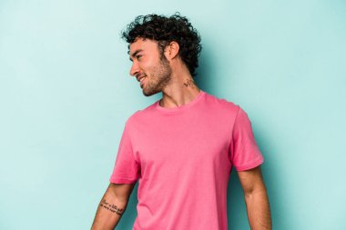 Beyaz arka planda izole edilmiş genç beyaz adam dans ediyor ve eğleniyor..