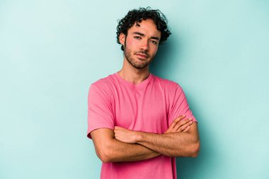 Beyaz arka planda izole edilmiş, sıkılmış, yorgun ve dinlenmeye ihtiyacı olan genç beyaz bir adam..