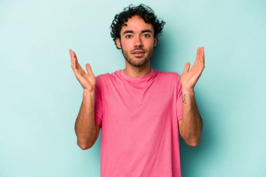 Beyaz arka planda izole genç beyaz adam bir fikri, ilham konsepti var.