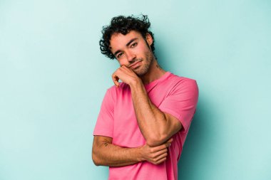 Beyaz arka planda izole genç beyaz adam tekrarlanan bir görevden yoruldu.