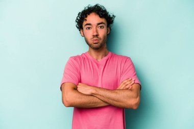 Beyaz arka planda izole olmuş beyaz tenli genç adamın yanakları şişer, yorgun bir ifadesi vardır. Yüz ifadesi kavramı.