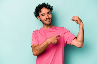 Beyaz arka planda izole edilmiş genç beyaz bir adam güçlü bir hareket gösteriyor, kollarıyla, kadınsı gücün sembolü.