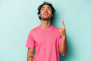 Beyaz arka planda izole genç beyaz adam işaret iki ön parmakları boş bir boşluk gösteren.