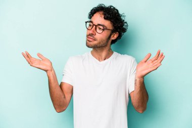 Beyaz arka planda izole edilmiş beyaz bir adam neşeli bir şekilde gülüyor. Mutluluk kavramı.