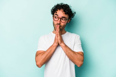 Beyaz arka planda izole edilmiş genç beyaz adam dua ediyor, bağlılık gösteriyor, dindar biri ilahi ilham arıyor..