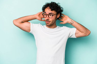 Beyaz arka planda izole olmuş genç beyaz bir adam çığlık atıyor, çok heyecanlı, tutkulu, bir şeyden memnun..