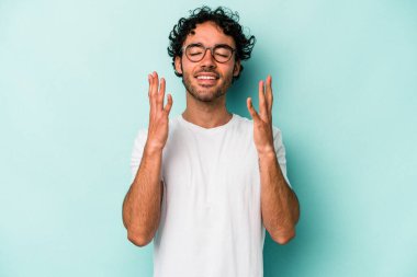 Beyaz arka planda izole genç beyaz adam yüksek sesle gülüyor elini göğsüne koyuyor..